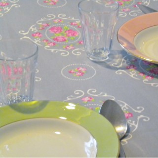 Nappe enduite romantique, poétique, shabby chic.Un vrai bijou fleuri !
